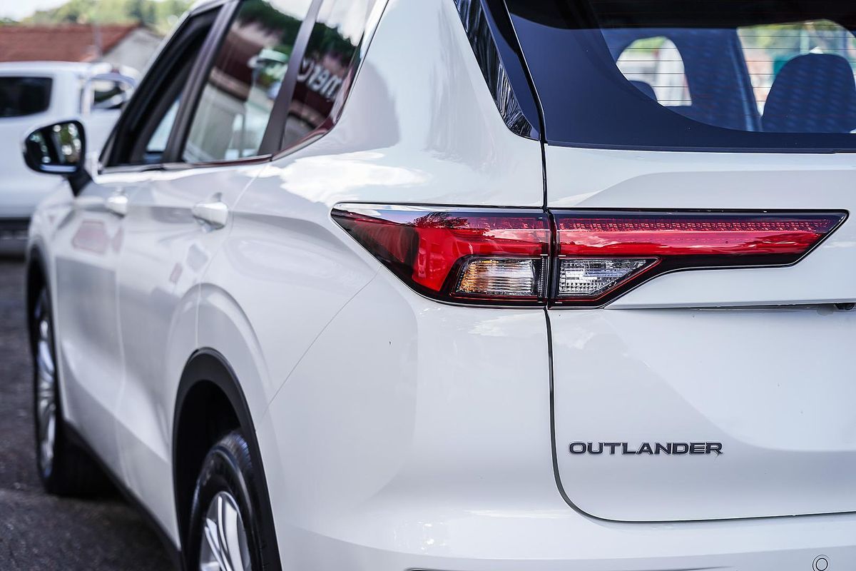 2024 Mitsubishi Outlander ES ZM