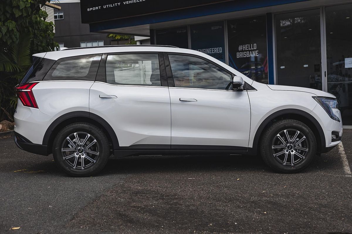 2025 Mahindra XUV700 AX7L