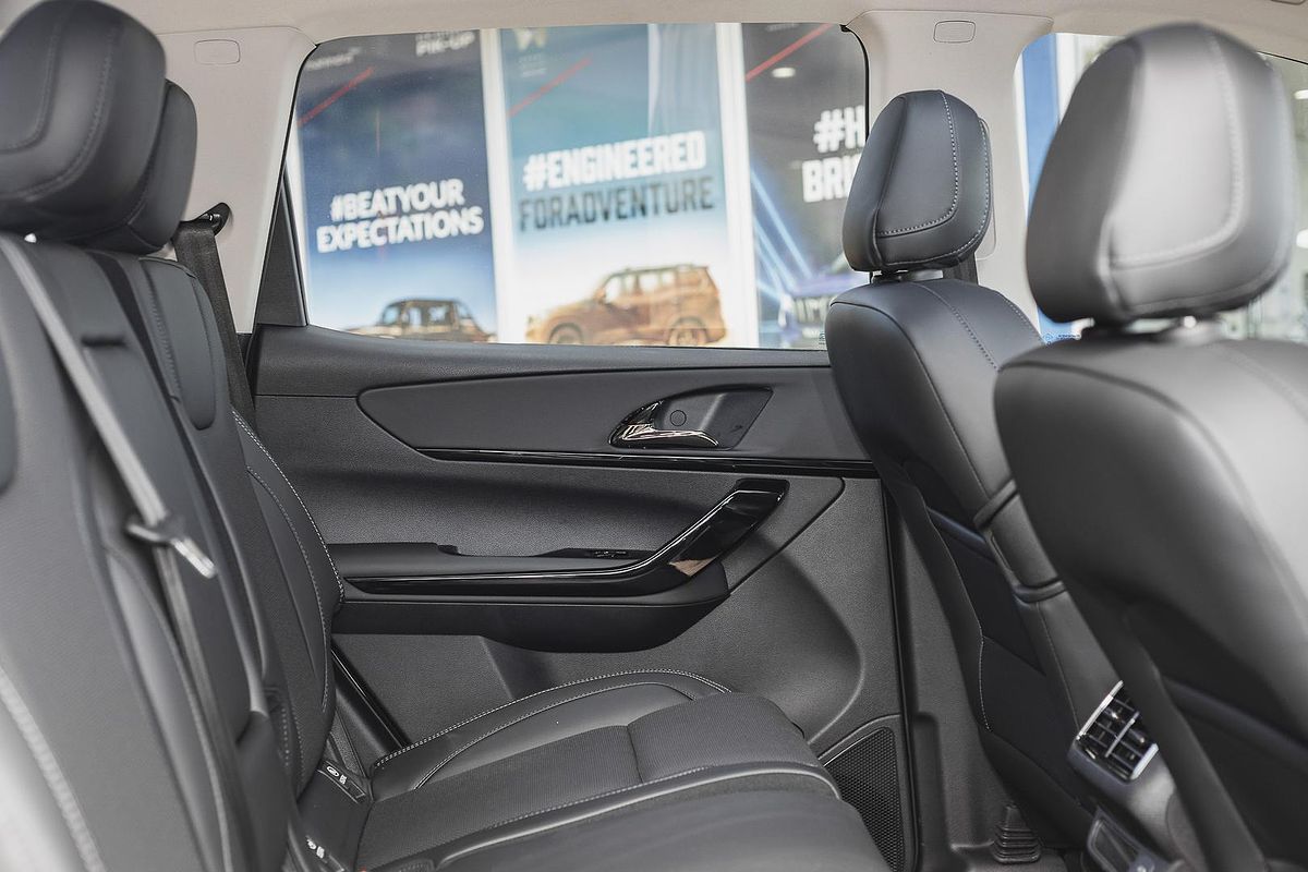 2025 Mahindra XUV700 AX7L