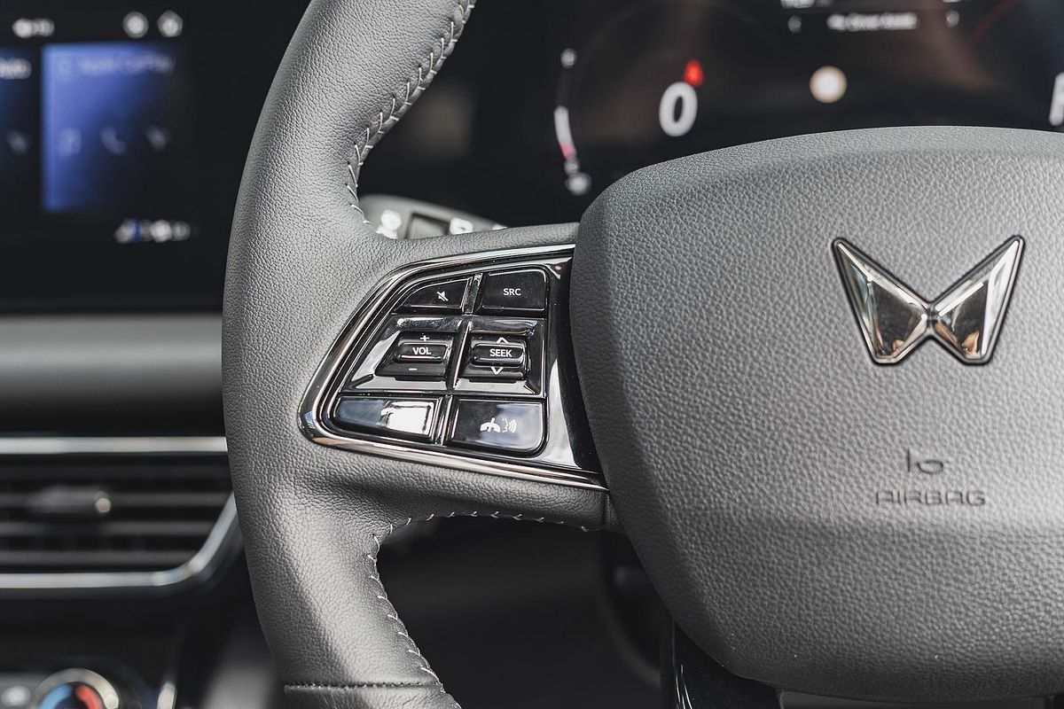 2025 Mahindra XUV700 AX7L
