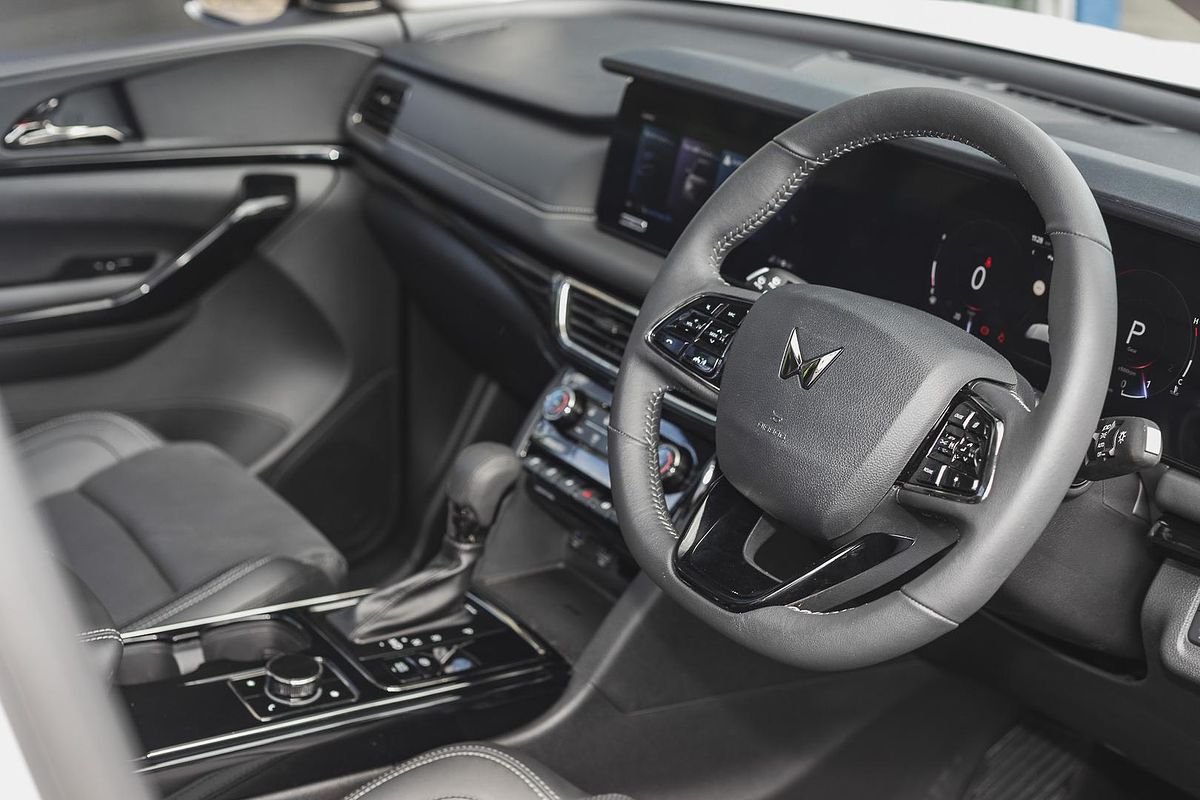 2025 Mahindra XUV700 AX7L
