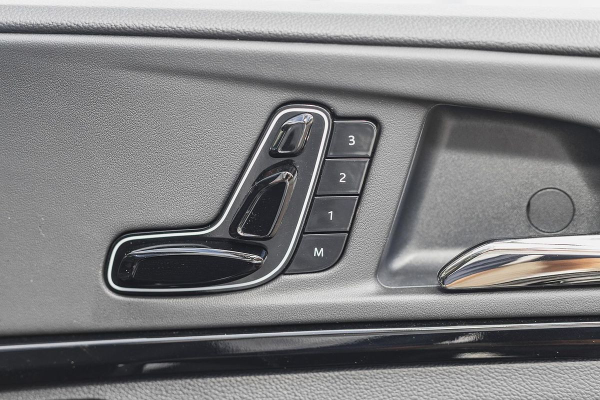 2025 Mahindra XUV700 AX7L