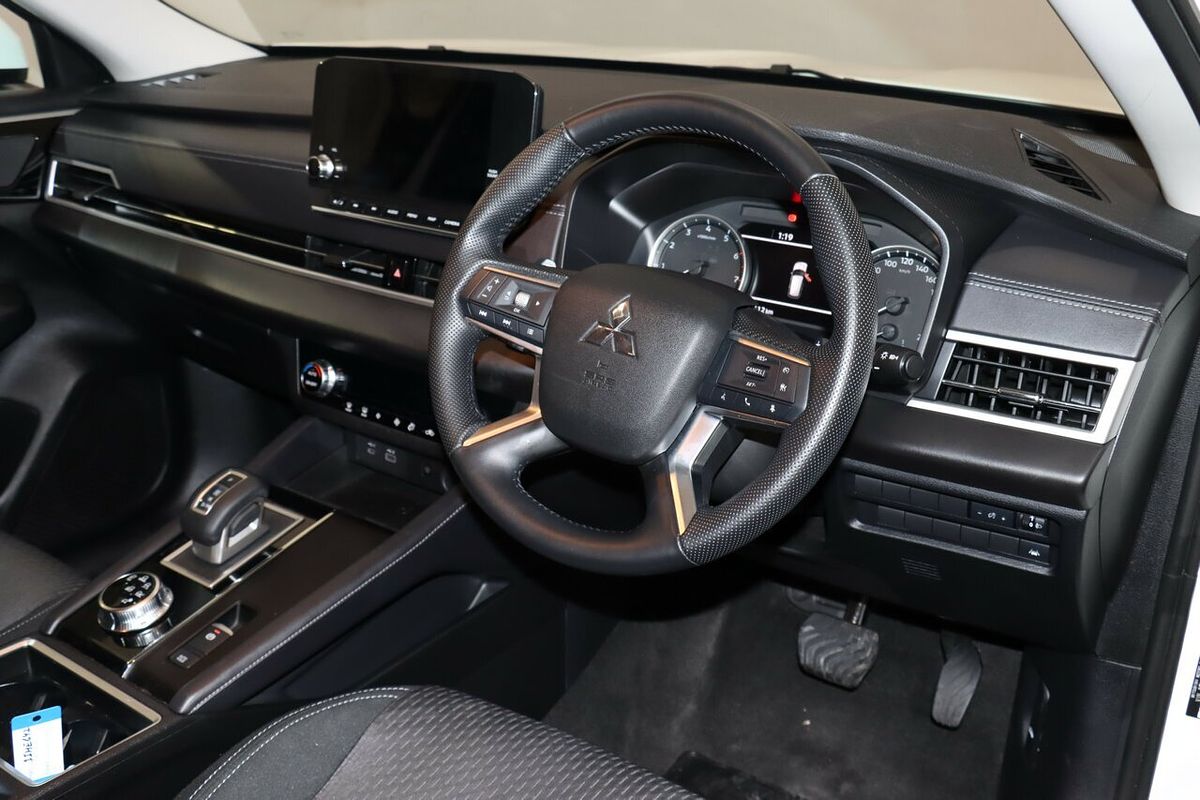 2024 Mitsubishi Outlander LS ZM