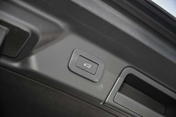 2023 Land Rover Range Rover Velar P400 R-Dynamic HSE L560
