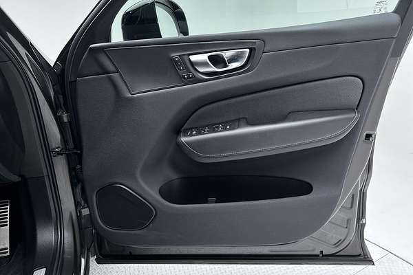2021 Volvo XC60 B6 R-Design