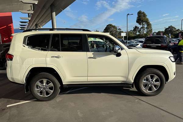2024 Toyota Landcruiser Sahara FJA300R