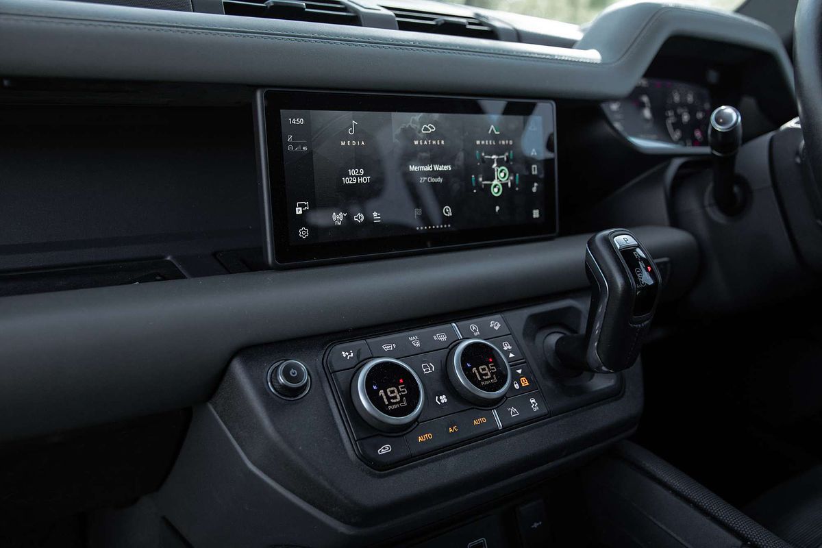 2021 Land Rover Defender 110 D300 X-Dynamic SE L663