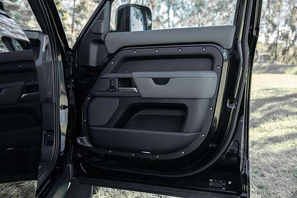 2021 Land Rover Defender 110 D300 X-Dynamic SE L663