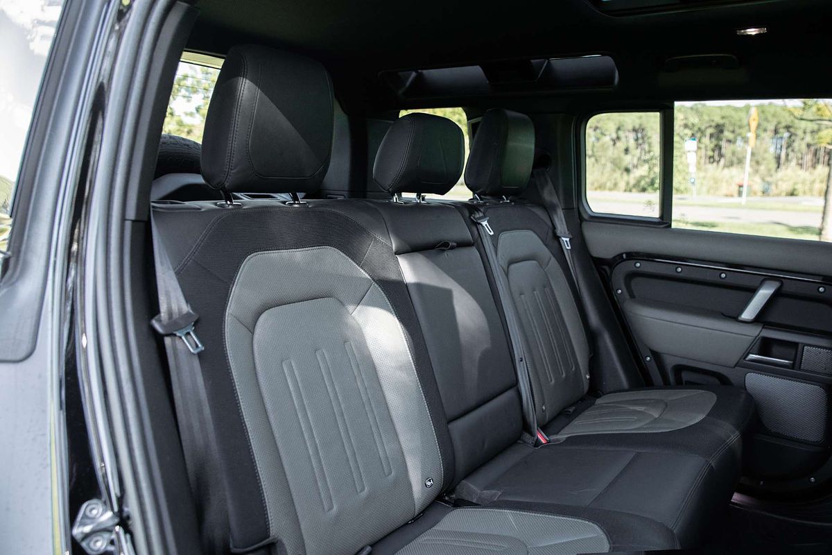 2021 Land Rover Defender 110 D300 X-Dynamic SE L663