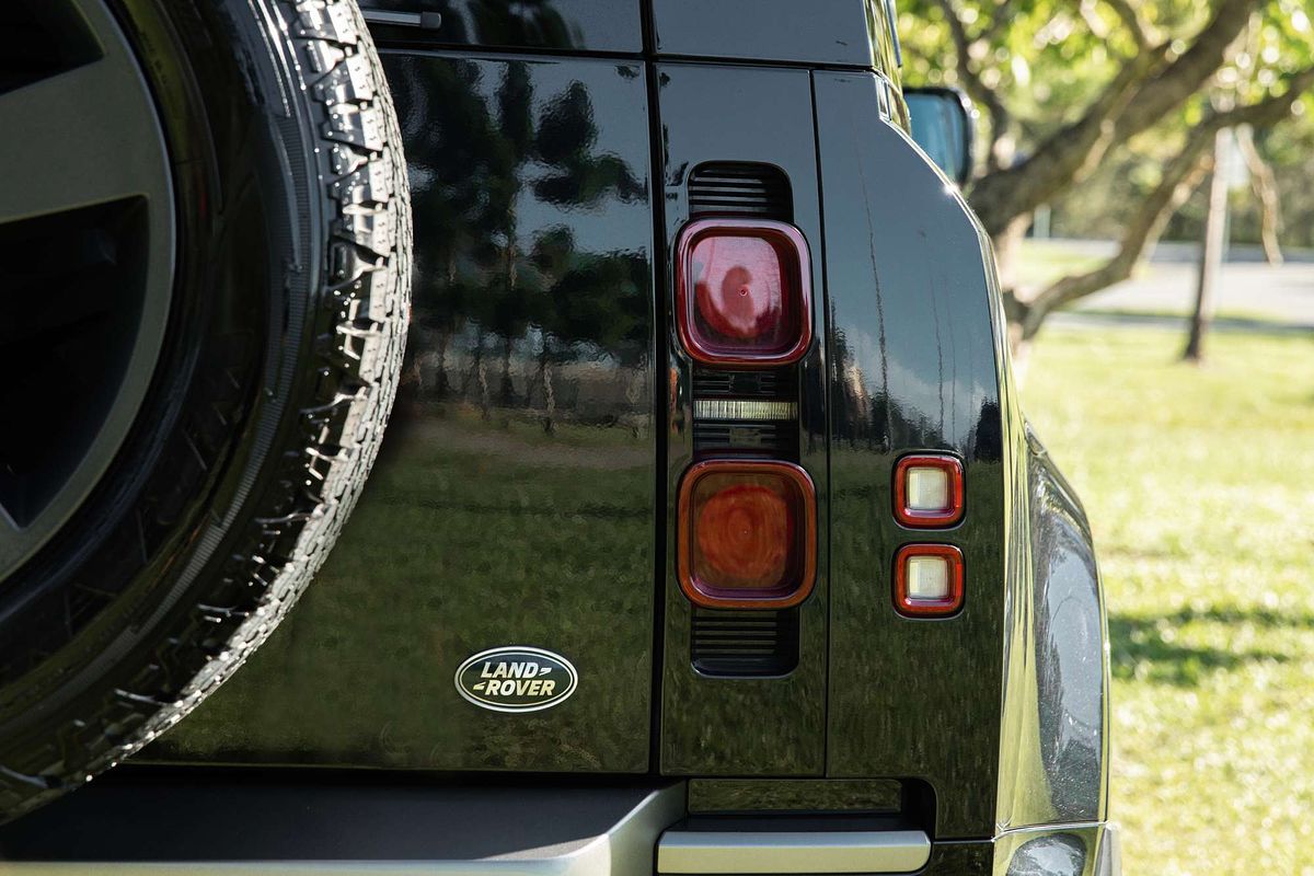 2021 Land Rover Defender 110 D300 X-Dynamic SE L663