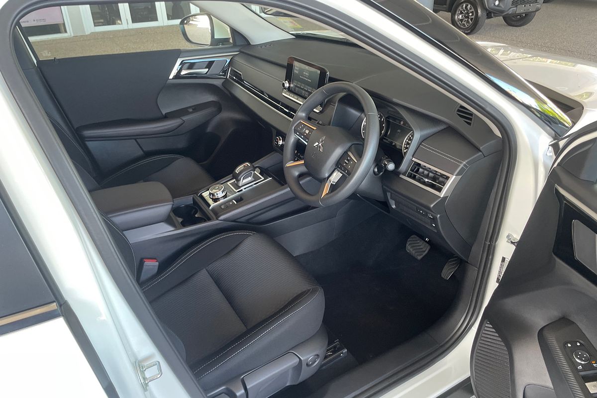 2024 Mitsubishi Outlander ES ZM