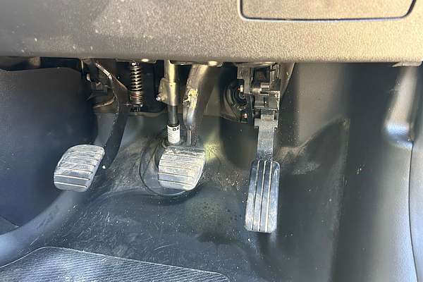 2022 Mitsubishi Express GLX SN SWB