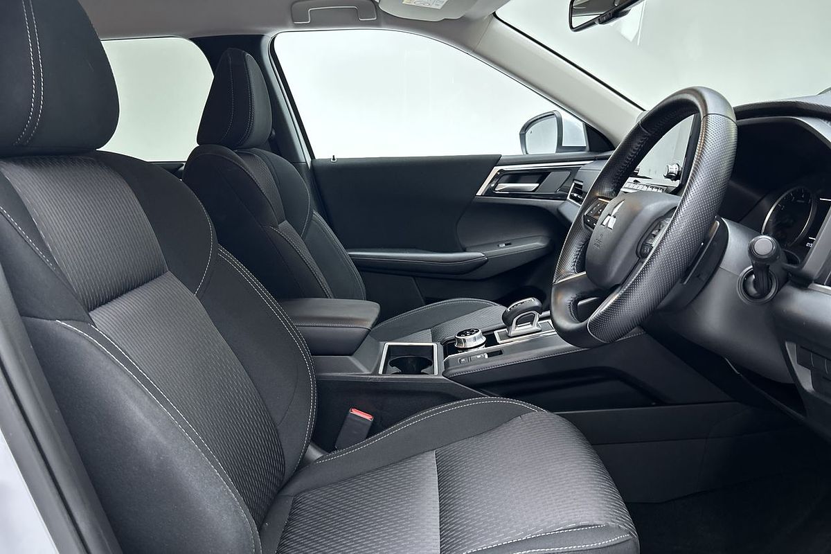 2024 Mitsubishi Outlander LS ZM