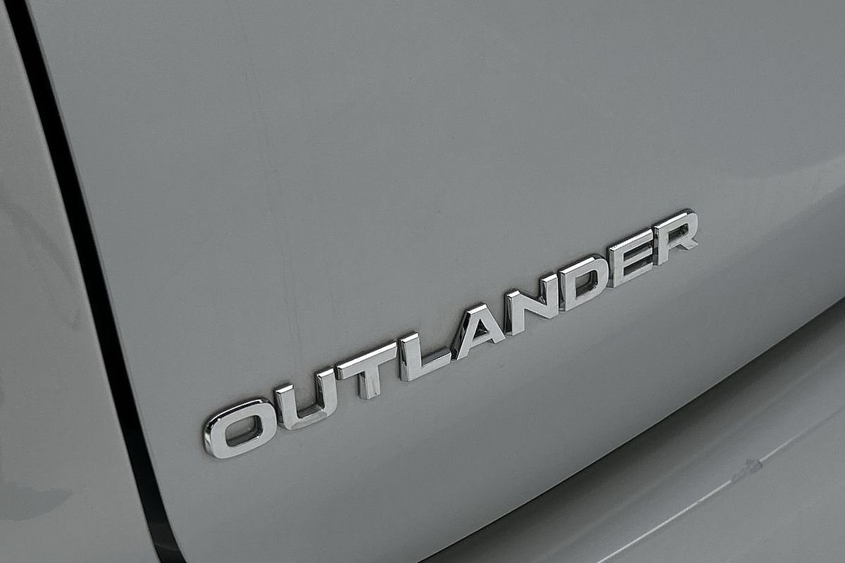 2024 Mitsubishi Outlander LS ZM