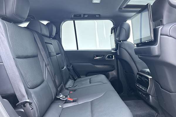 2024 Toyota Landcruiser Sahara FJA300R