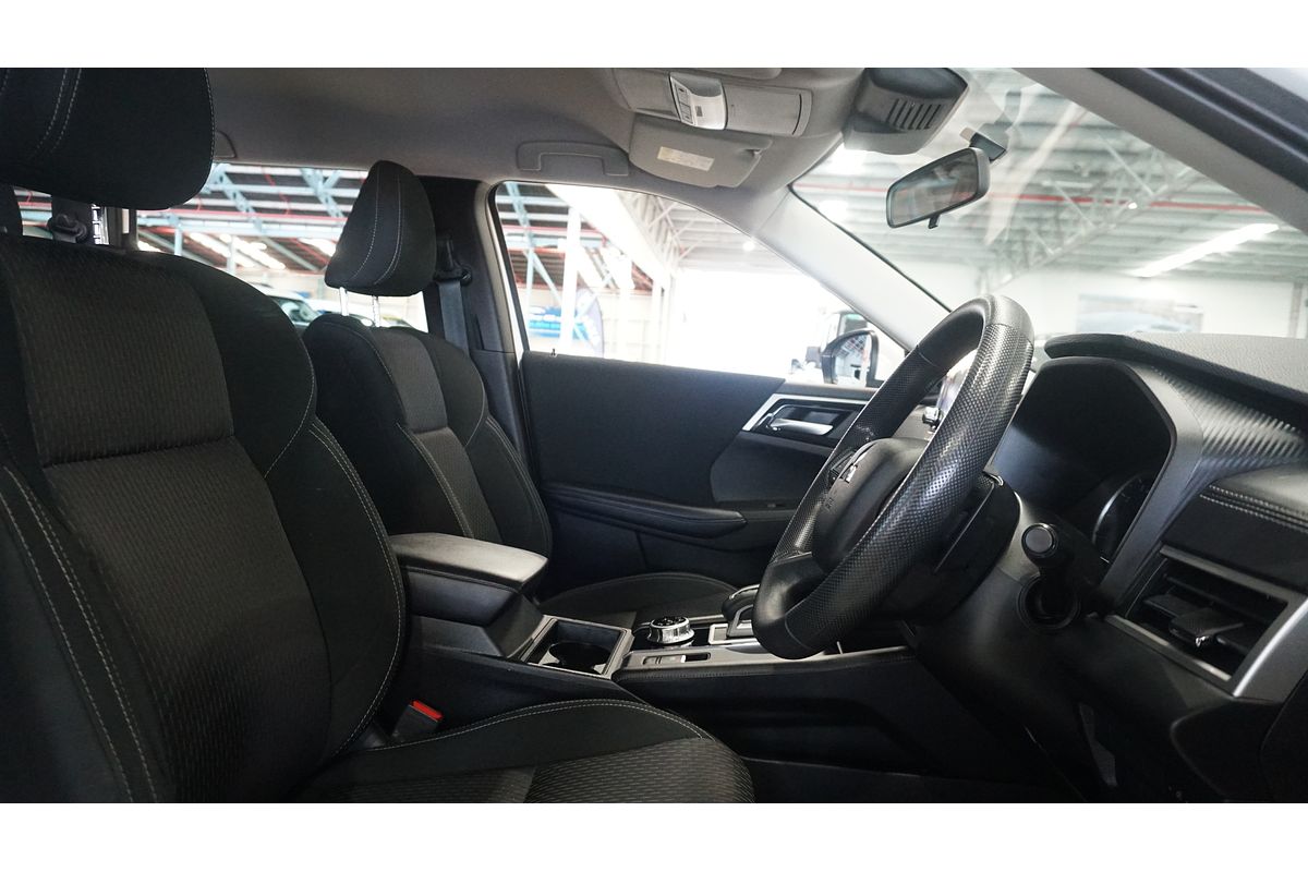 2023 Mitsubishi Outlander ES ZM