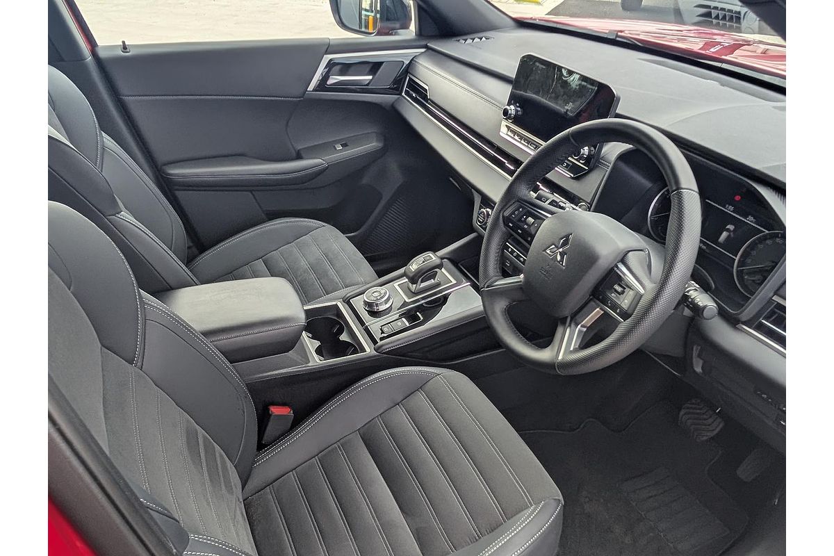 2024 Mitsubishi Outlander Black Edition ZM