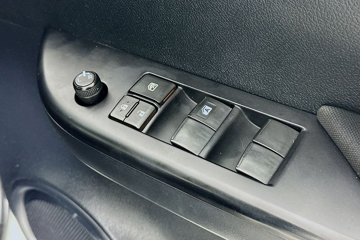 2019 Toyota HILUX SR (4x4) GUN126R MY19 4X4