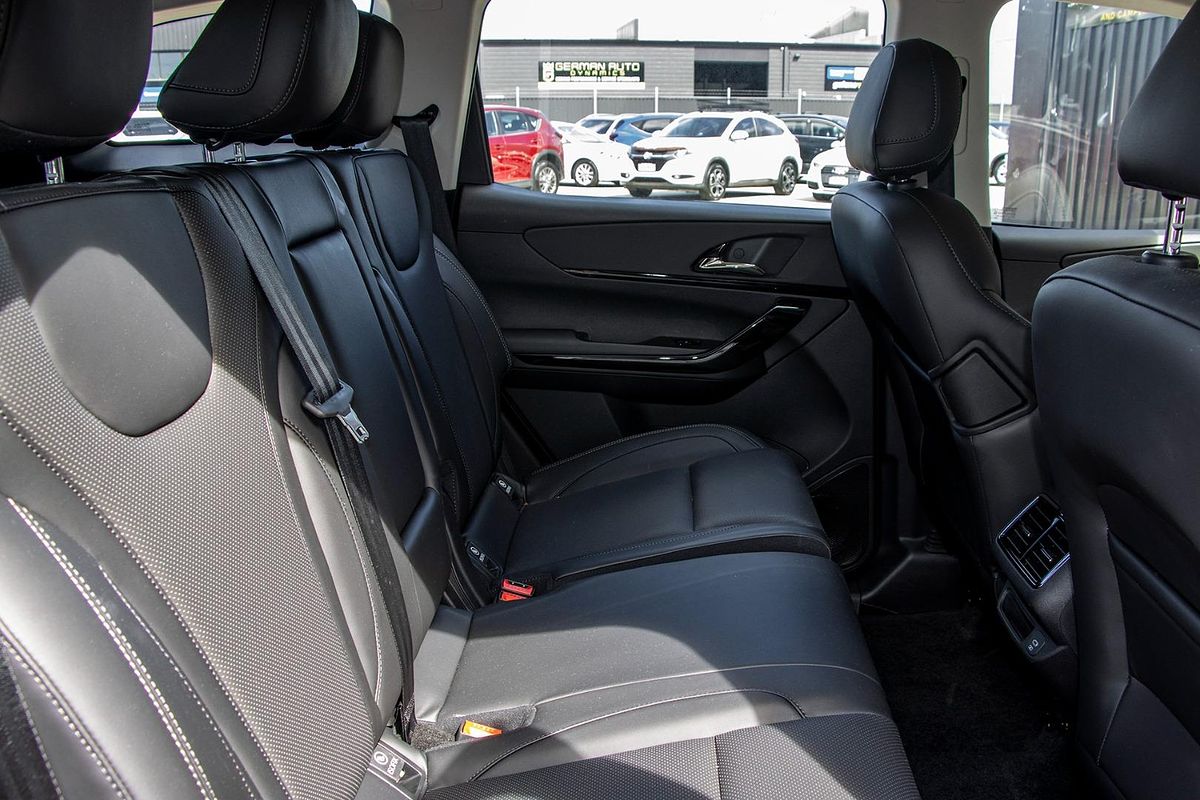 2025 Mahindra XUV700 AX7L