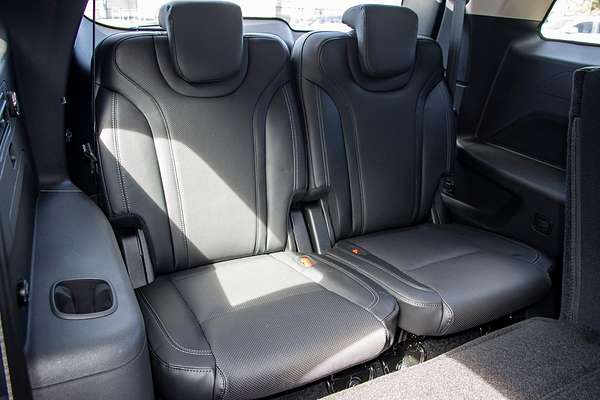 2025 Mahindra XUV700 AX7L
