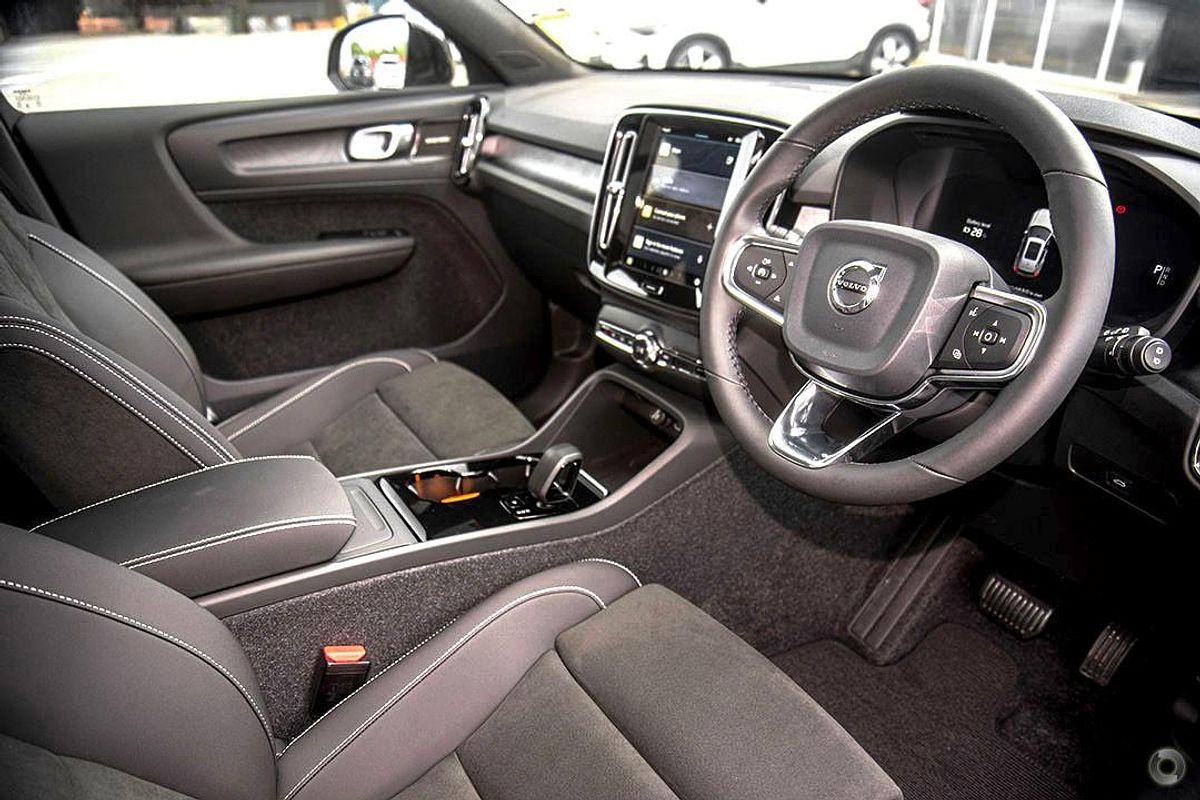 2025 Volvo EX40 Black Edition