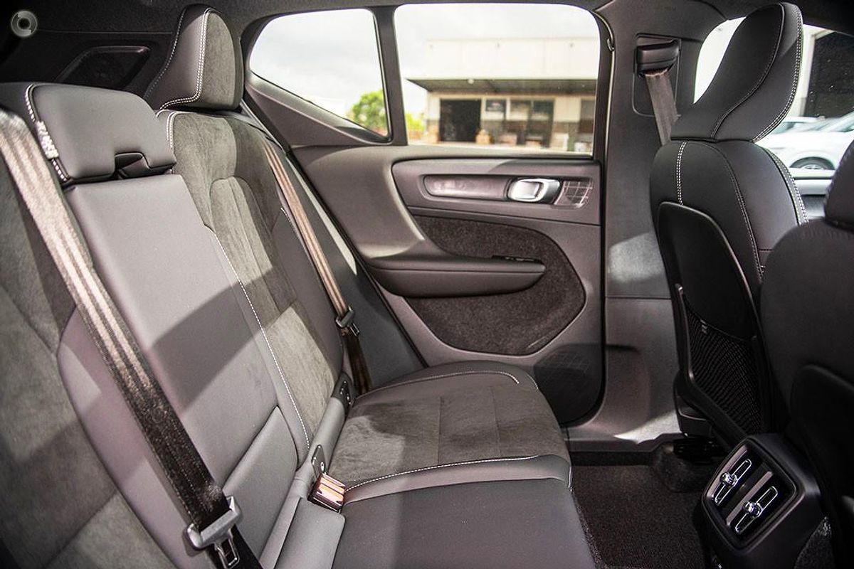 2025 Volvo EX40 Black Edition