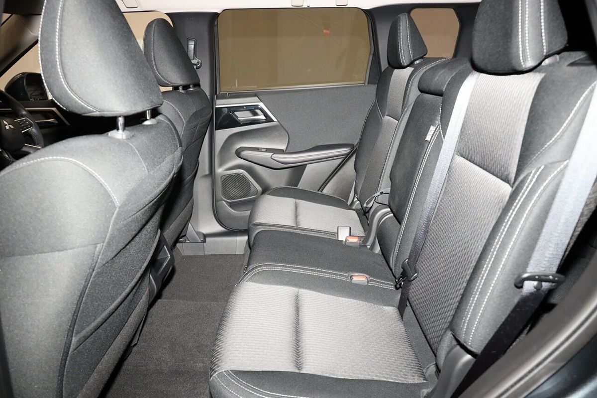 2024 Mitsubishi Outlander LS ZM
