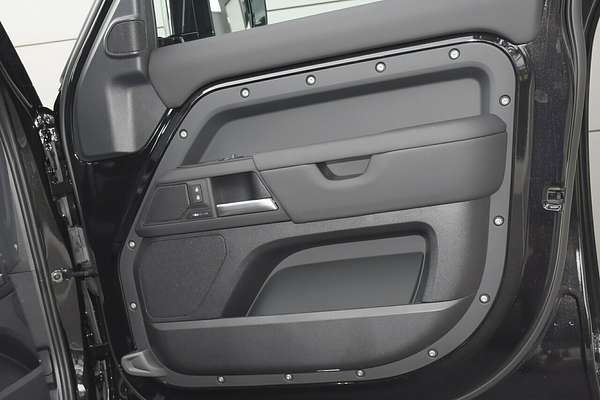 2025 Land Rover Defender 130 D350 X-Dynamic SE L663