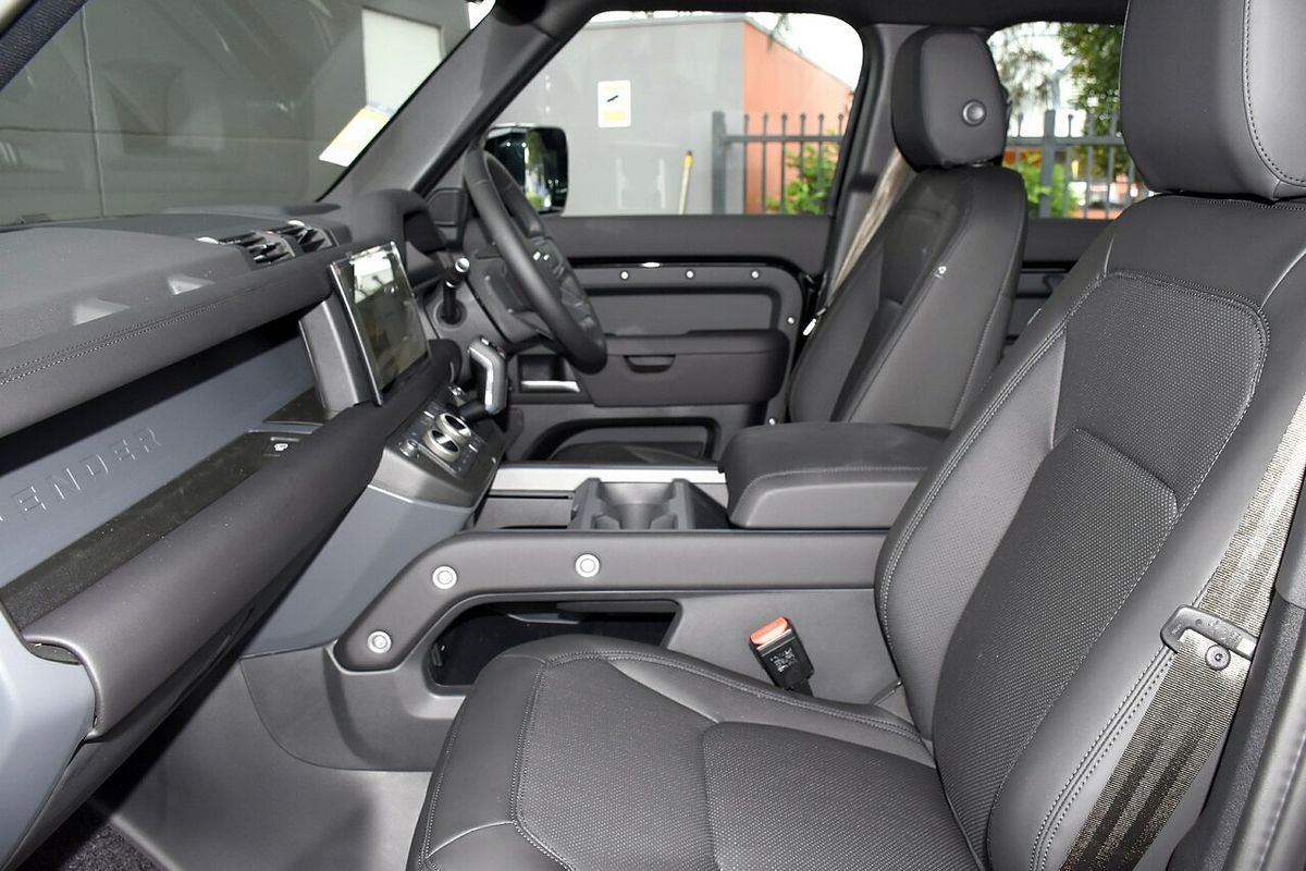 2025 Land Rover Defender 130 D350 X-Dynamic SE L663