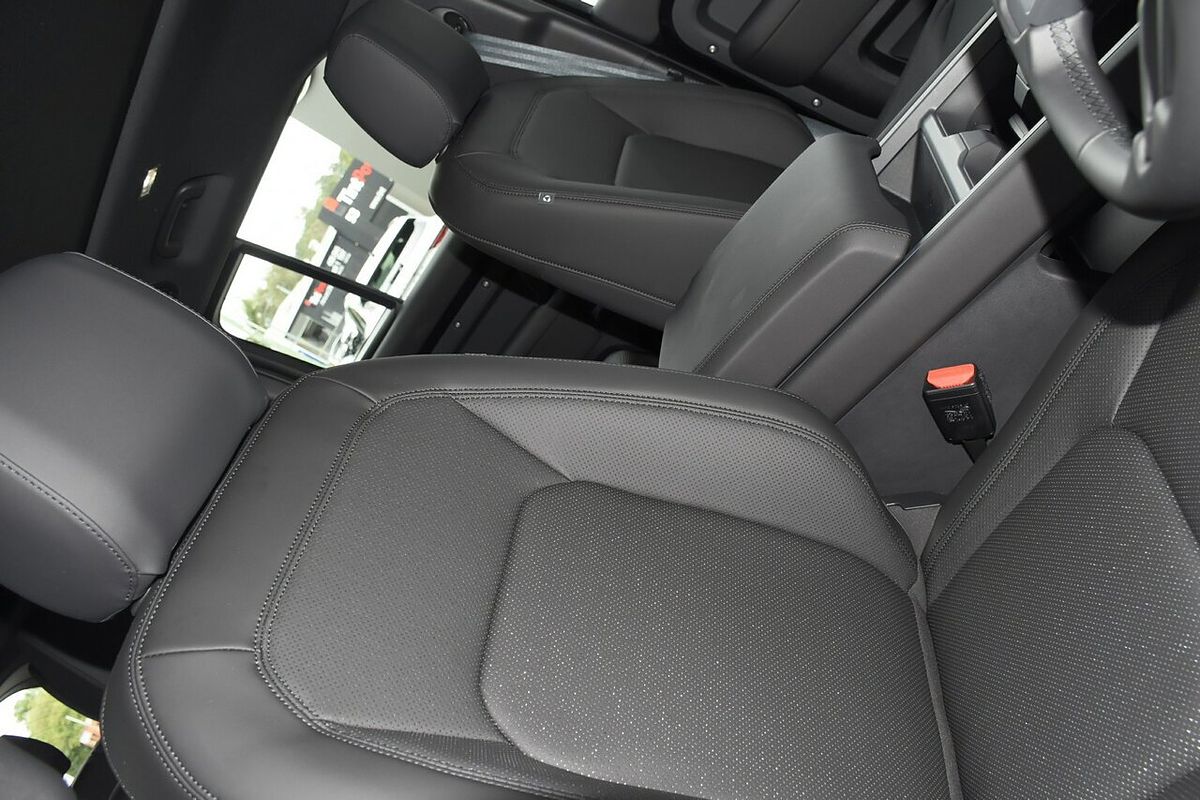 2025 Land Rover Defender 130 D350 X-Dynamic SE L663