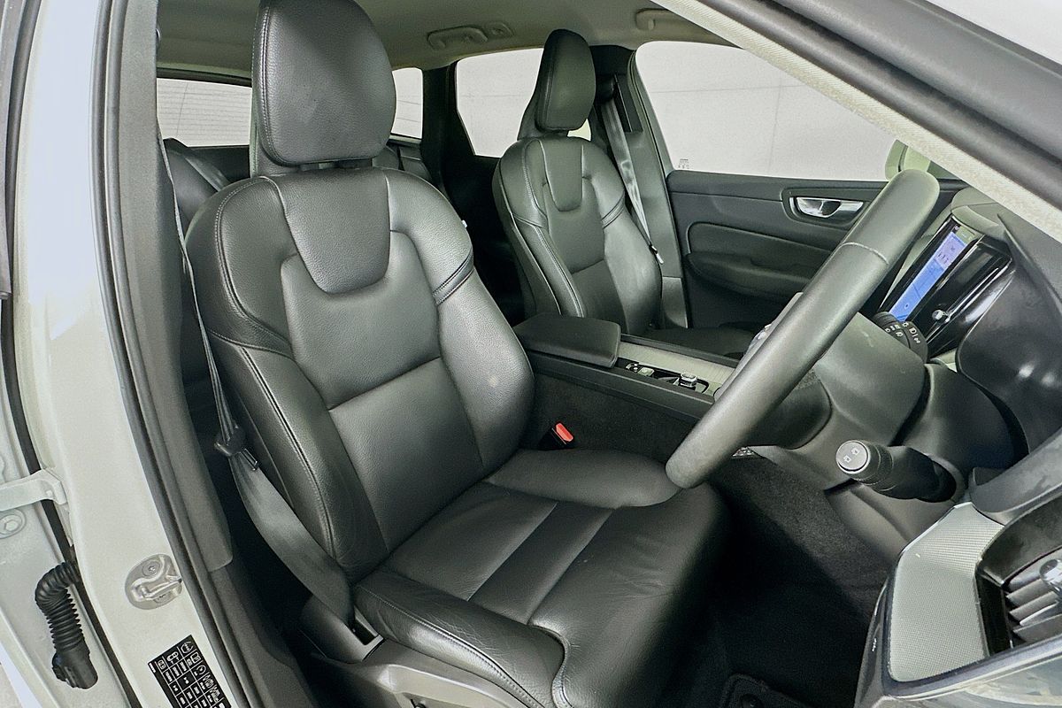 2022 Volvo XC60 Plus B5