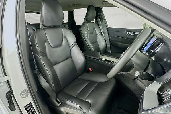 2022 Volvo XC60 Plus B5