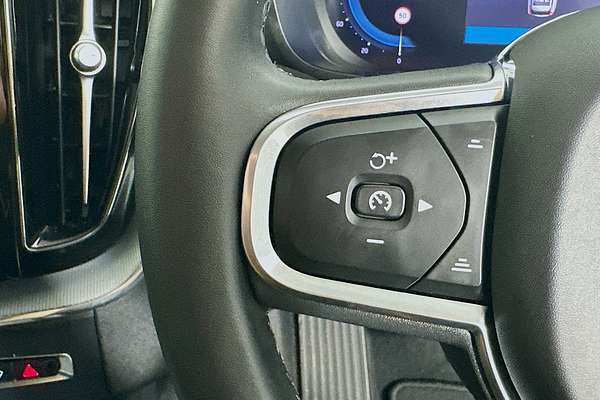 2022 Volvo XC60 Plus B5
