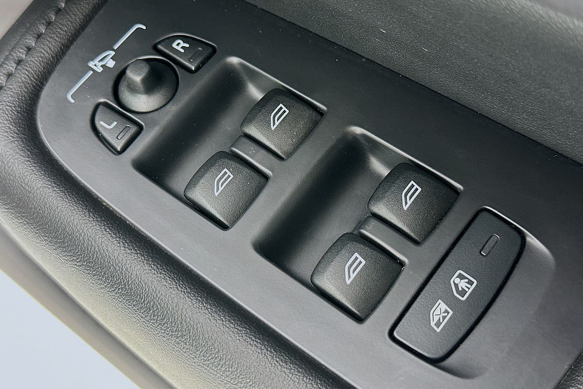 2022 Volvo XC60 Plus B5