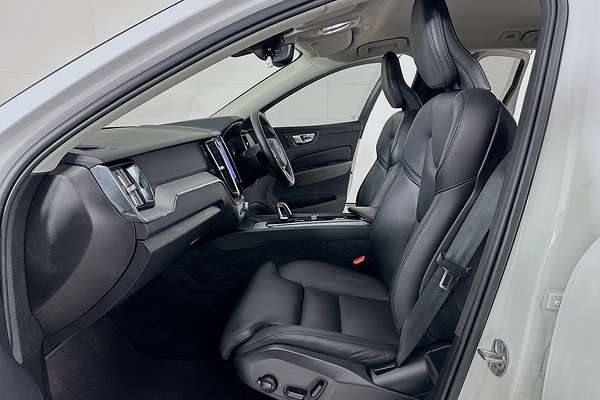 2022 Volvo XC60 Plus B5
