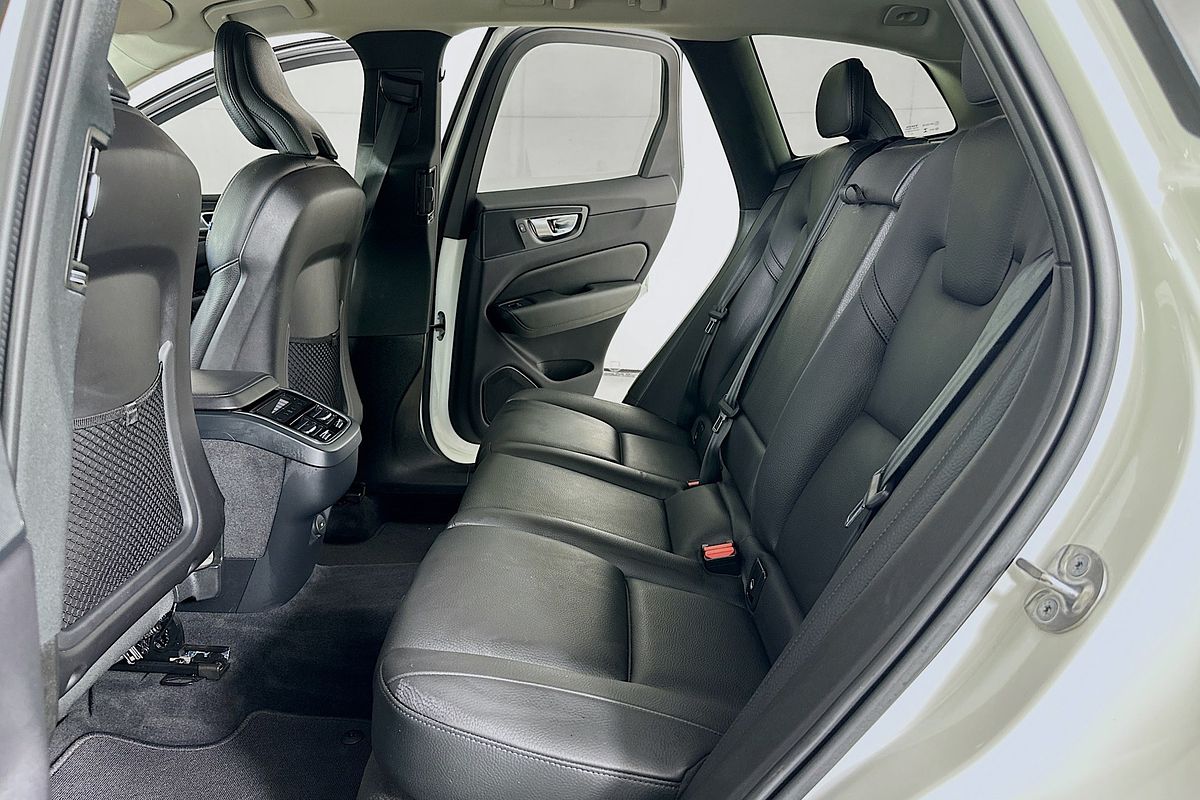 2022 Volvo XC60 Plus B5