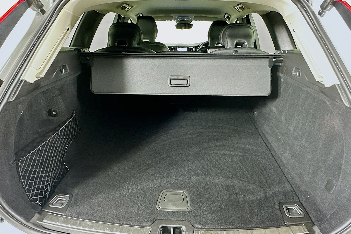2022 Volvo XC60 Plus B5