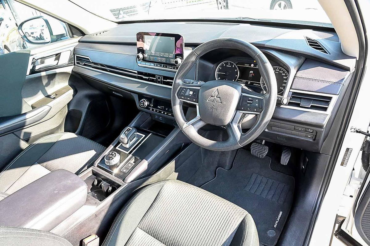 2023 Mitsubishi Outlander ES ZM