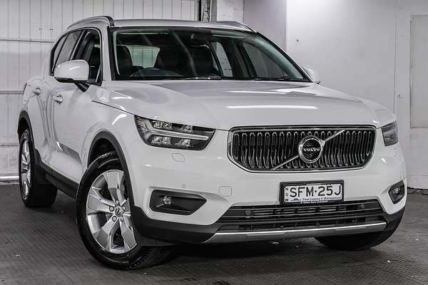 2022 Volvo XC40 T4 Momentum