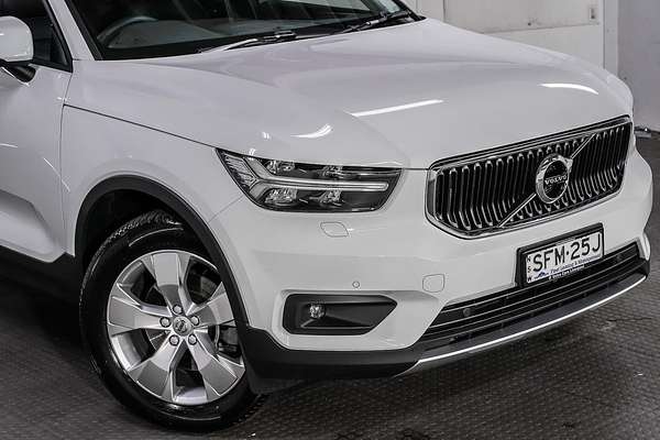 2022 Volvo XC40 T4 Momentum