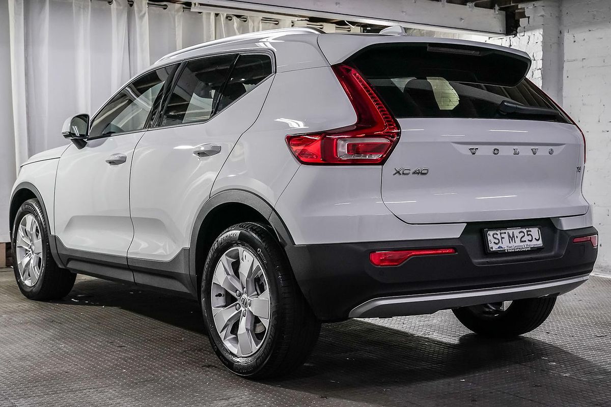 2022 Volvo XC40 T4 Momentum