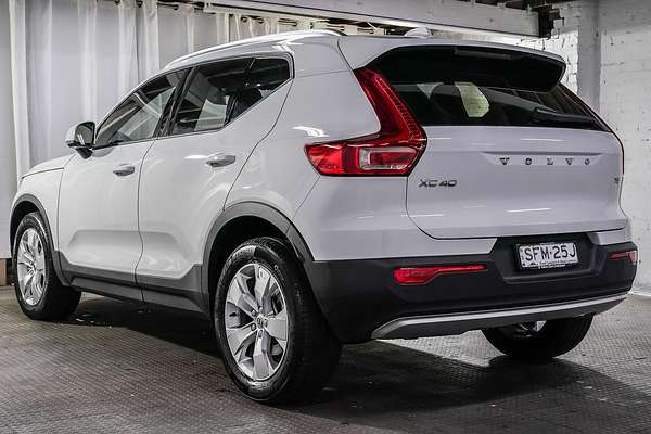 2022 Volvo XC40 T4 Momentum
