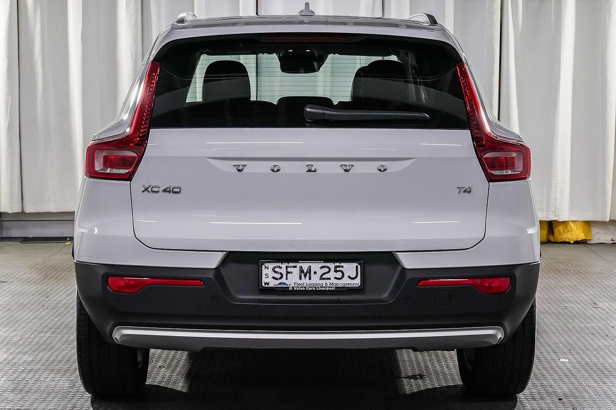 2022 Volvo XC40 T4 Momentum