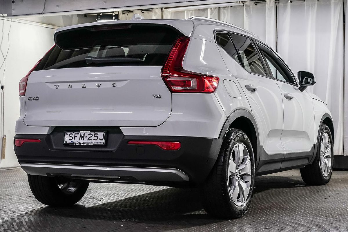 2022 Volvo XC40 T4 Momentum