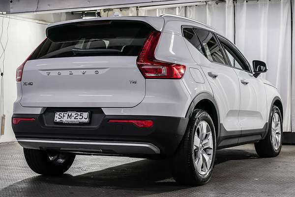 2022 Volvo XC40 T4 Momentum