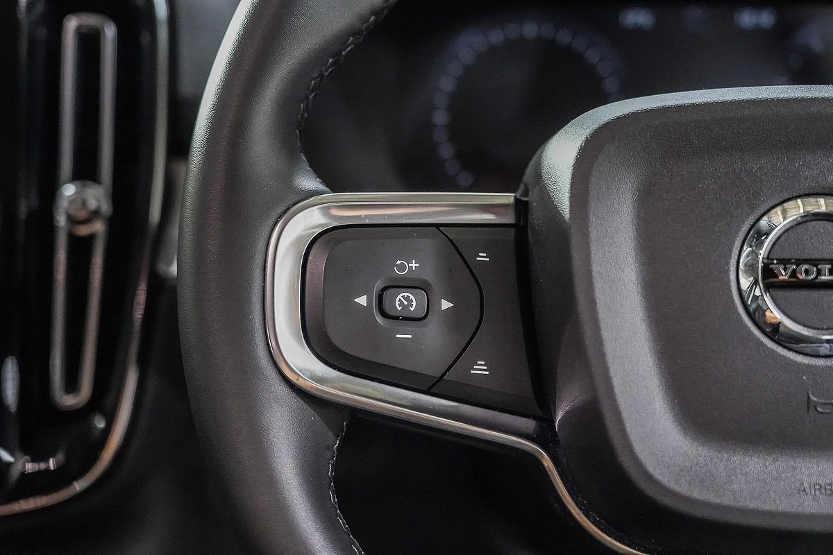 2022 Volvo XC40 T4 Momentum