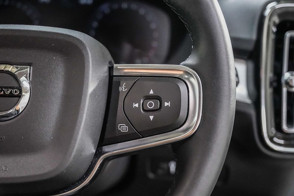 2022 Volvo XC40 T4 Momentum