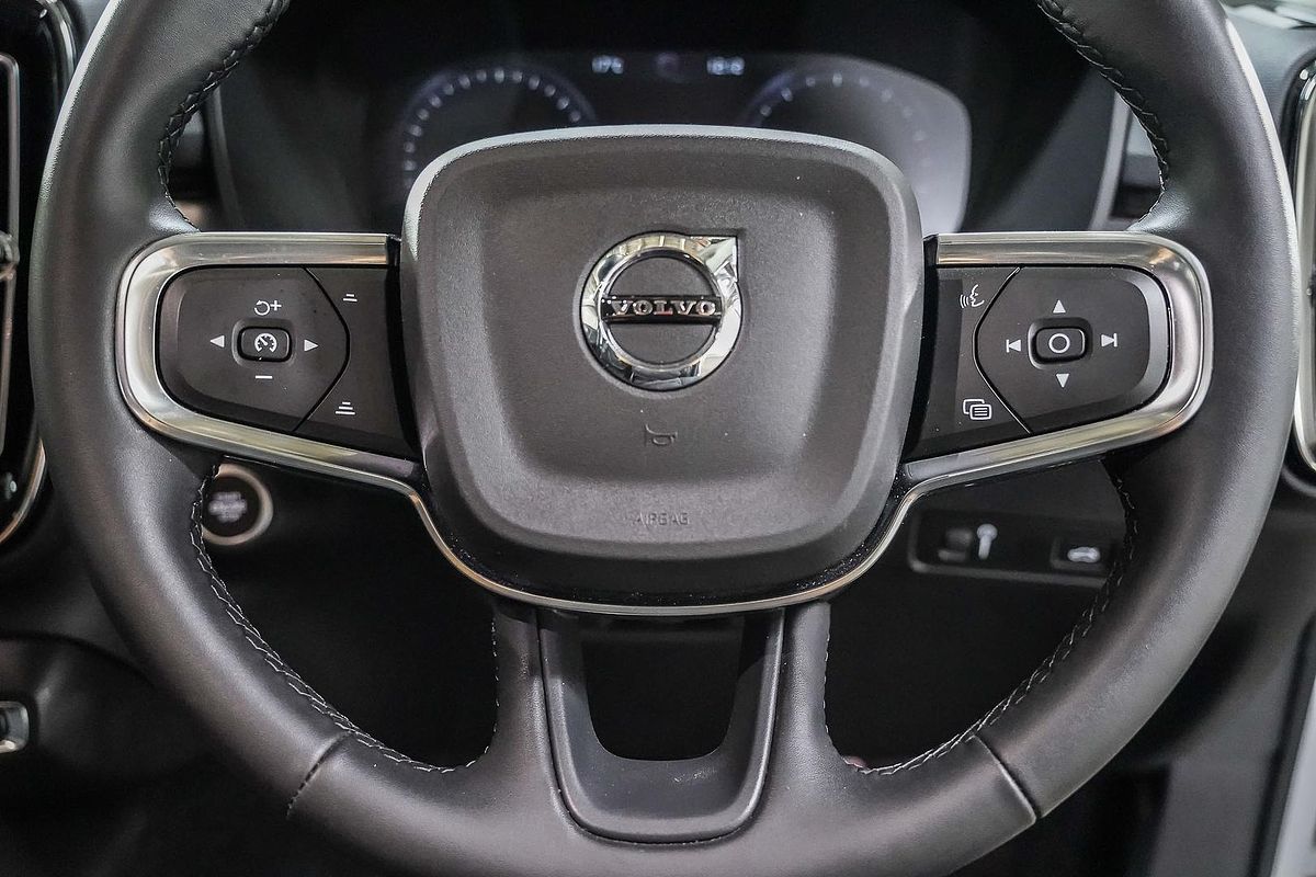 2022 Volvo XC40 T4 Momentum