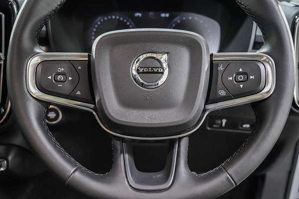 2022 Volvo XC40 T4 Momentum