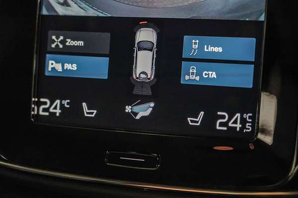 2022 Volvo XC40 T4 Momentum